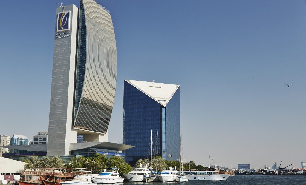 Prédio do Emirates NBD (esq.), no Dubai Creek: banco aponta crescimento so setor privado nos Emirados e Arábia Saudita, mas recuo no Egito