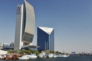 Prédio do Emirates NBD (esq.), no Dubai Creek: banco aponta crescimento so setor privado nos Emirados e Arábia Saudita, mas recuo no Egito