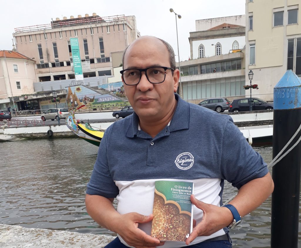 Abderraman Belhaddad mostra exemplar de sua tradução de 'o Livro da Fisiognomia'