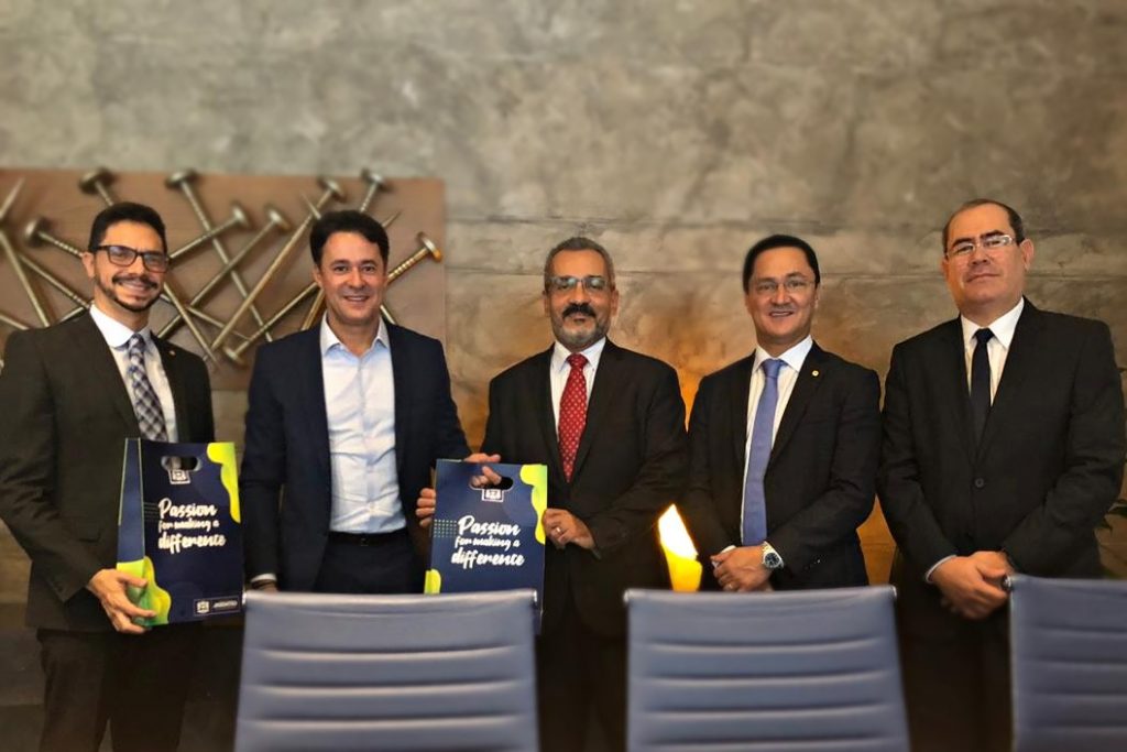 Cidade pernambucana avalia participar de evento em Dubai Da esq. p/ dir., Solimeo, Ferreira, prefeito de Jaboatão dos Gurarapes, e Fernando Igreja