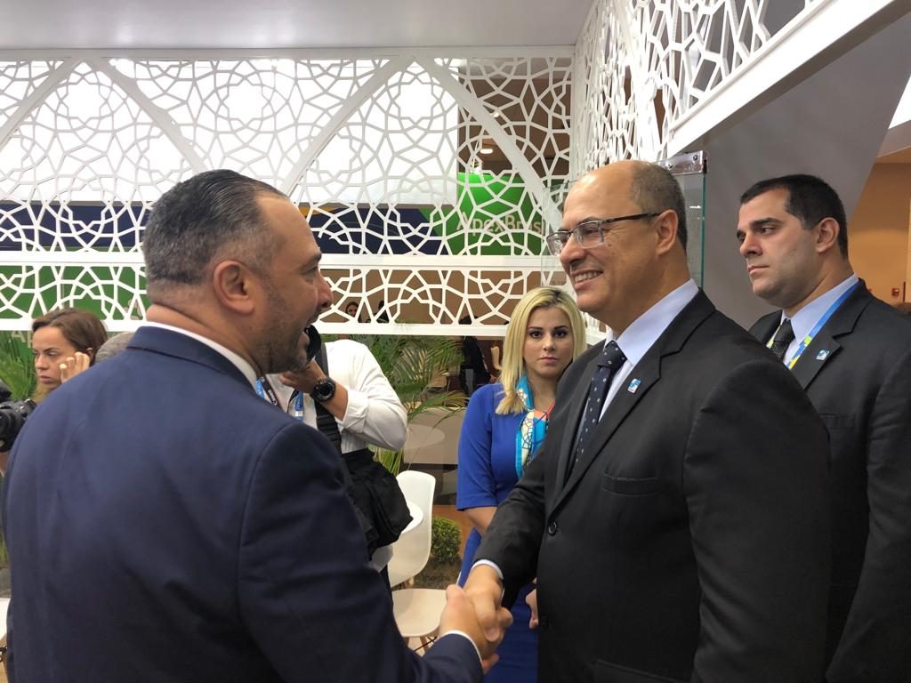 Câmaras de comércio têm que estar na vanguarda dos negócios Mansour (esq.) e Witzel no estande da Câmara Árabe no Congresso MUndial de Câmaras