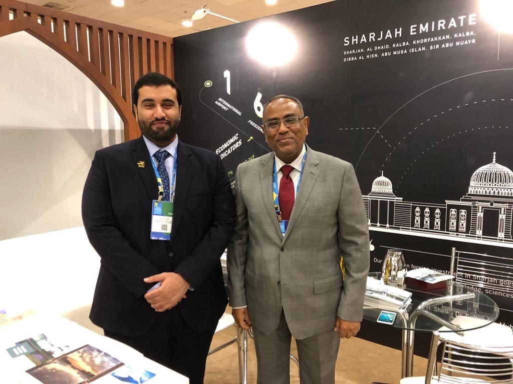 Salih (dir.) com o executivo Ali Aljari no Congresso Mundial de Câmaras