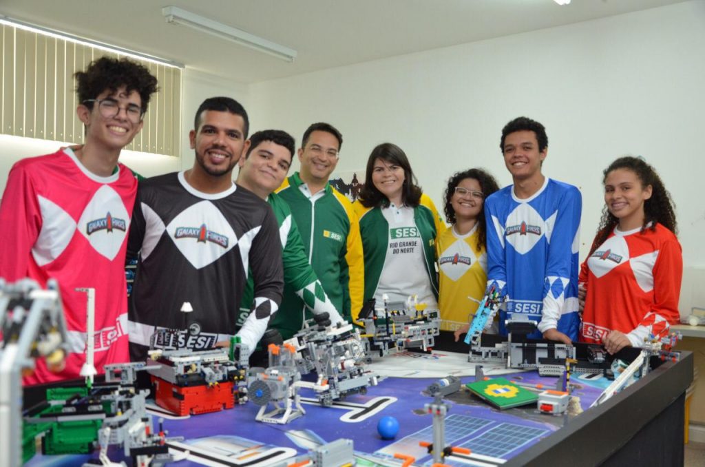 Jovens do RN desenvolveram trajes espaciais para torneio de robótica