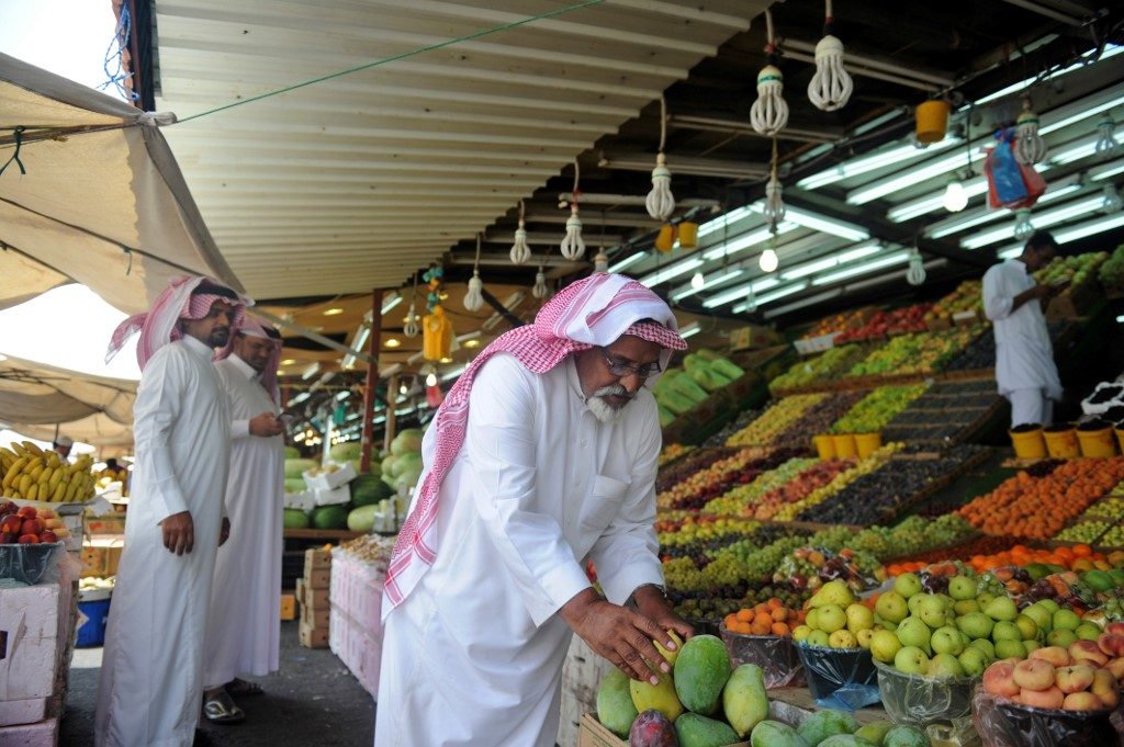 Consumidor faz compras em Taif, na Arábia Saudita