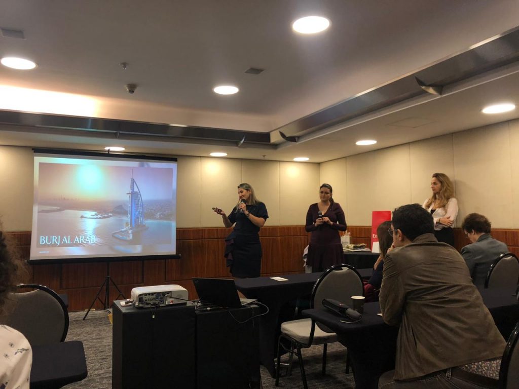 Grupo Jumeirah quer brasileiros entre os Top 15 em Dubai Representantes do grupo Jumeirah fazem apresentação para profissionais de turismo