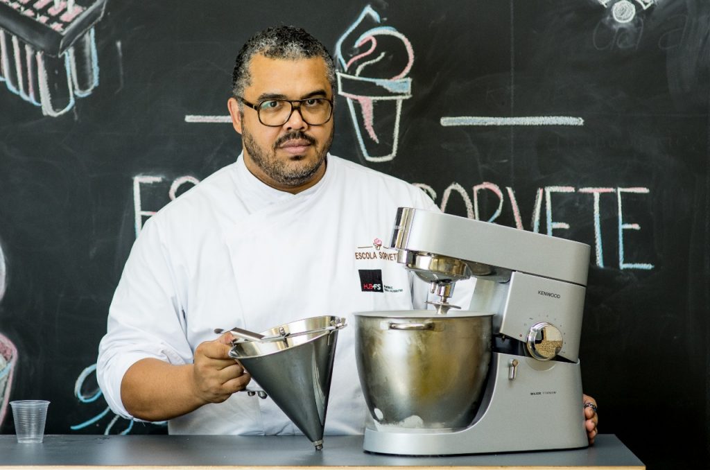 Francisco Santana fabrica sorvetes