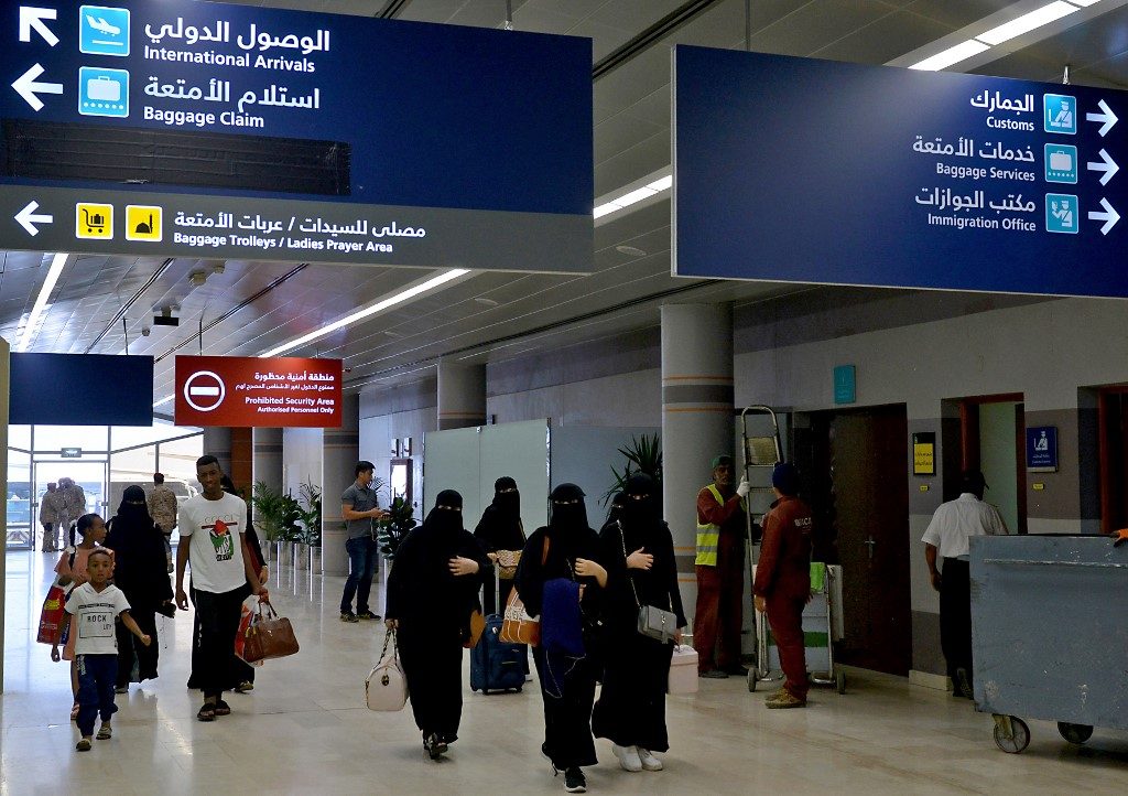 Saudi women to be allowed to travel abroad on their own Mulheres sauditas não precisam mais de autorização masculina para viajar