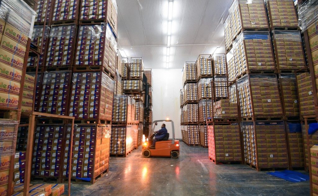 Bens de capital: trabalhador opera empilhadeira em fábrica no Egito