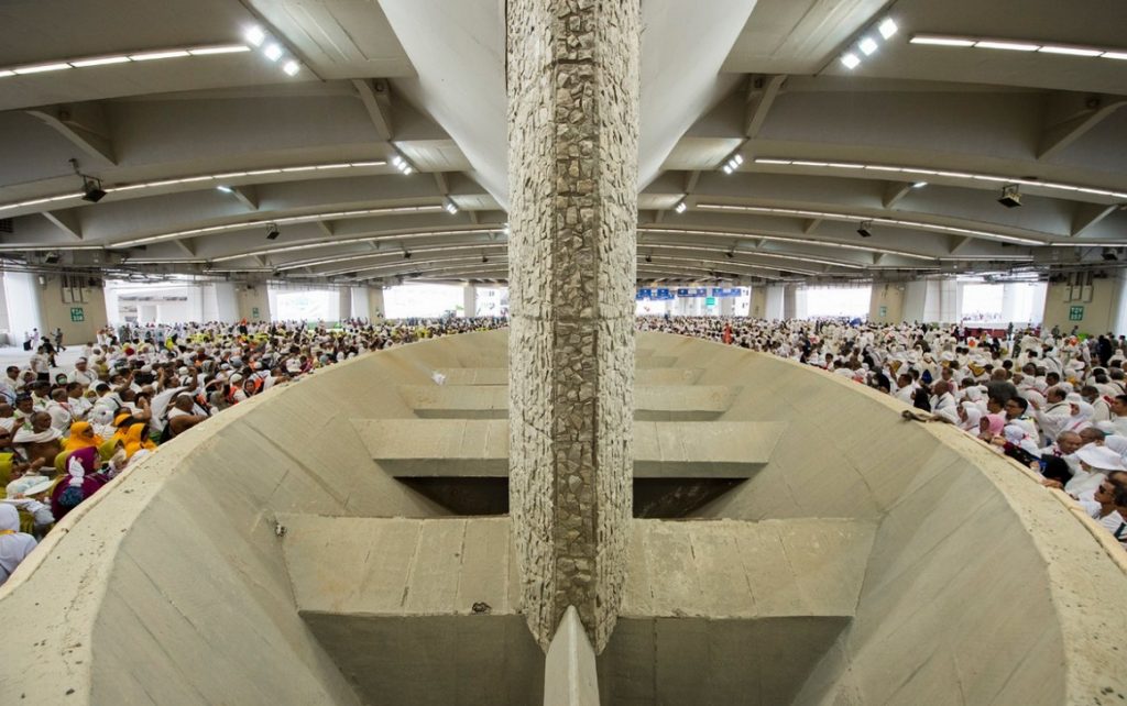 Peregrinos participam do ritual de apedrejamento em Mina, durante o Hajj