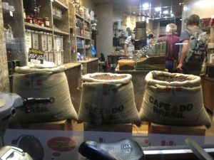 Vitrine com sacas de café do Brasil em Latákia, na Síria