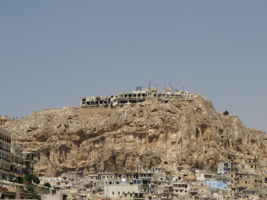 Ruínas do hotel Safr, no alto do morro que domina a paisagem de Maalula, na Síria
