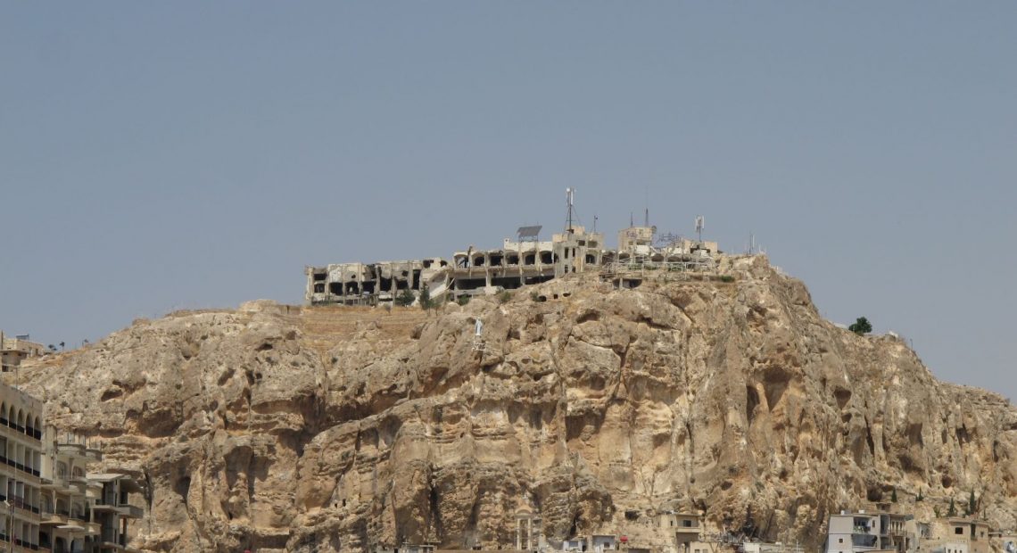 Ruínas do hotel Safr, no alto do morro que domina a paisagem de Maalula, na Síria