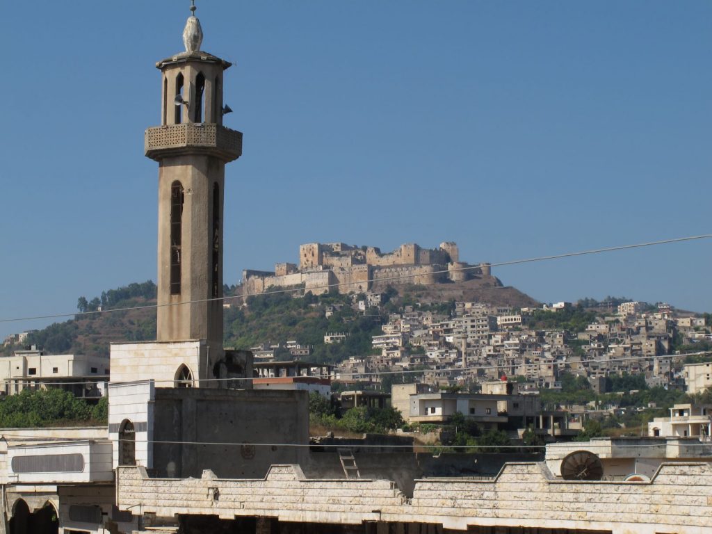 O Crac des Chevaliers visto a partir do vilarejo de Al-Hosn, na Síria