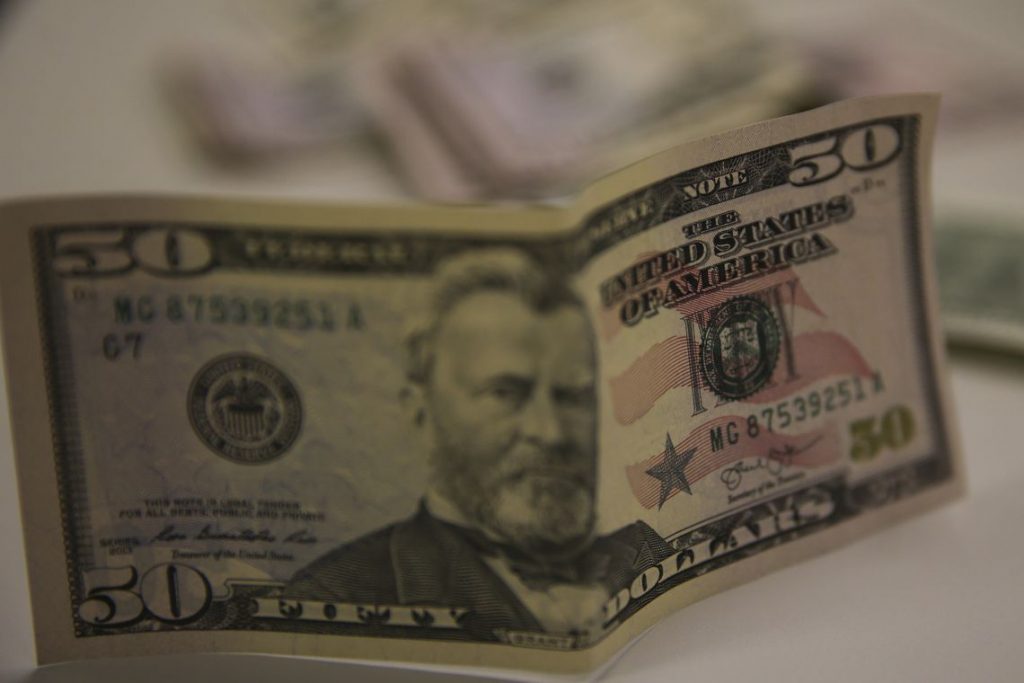 Gastos de brasileiros no exterior caíram também no acumulado de 2019