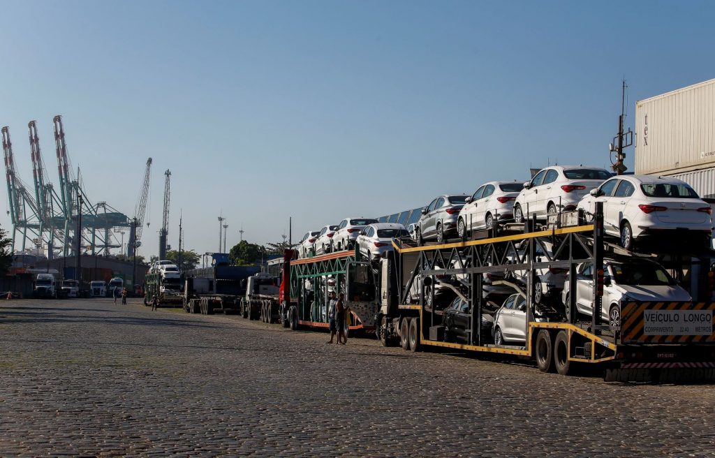 Automóveis aguardam embarque no Porto de Santos