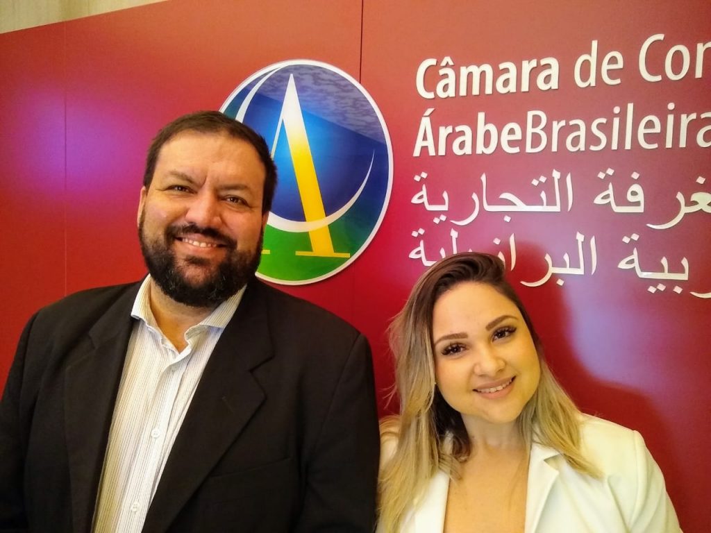 Destro e Renata Melchior, da agência Líder, em visita à Câmara Árabe