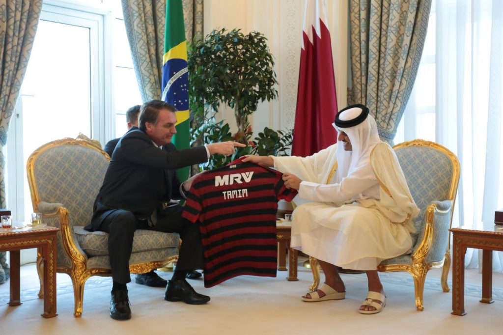 البرازيل وقطر توقعان اتفاقية الإعفاء من التأشيرة المُسبقة Bolsonaro e o emir do Catar, Tamim Bin Hamad Al Thani
