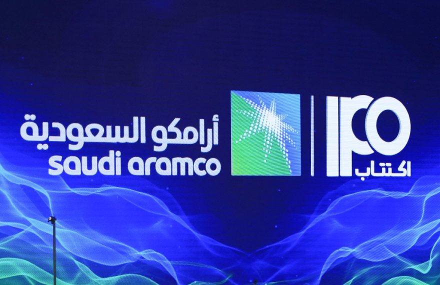 Painel sobre a oferta pública da Saudi Aramco foi usado em coletina neste domingo (03)