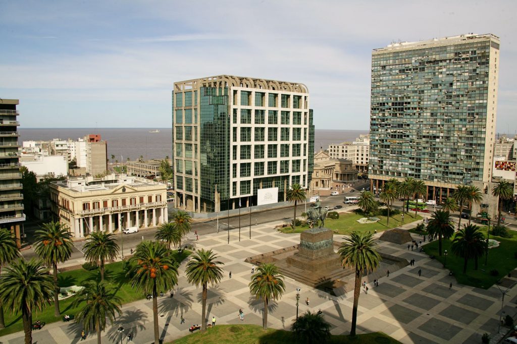 Praça da Independência em Montevidéu, Uruguai. Petrobras vai vender ativos no país.
