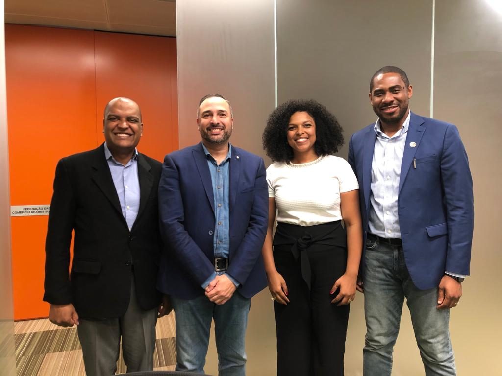 Luana Ozemela em seus colegas de empresa no Catar visitaram a Câmara Árabe