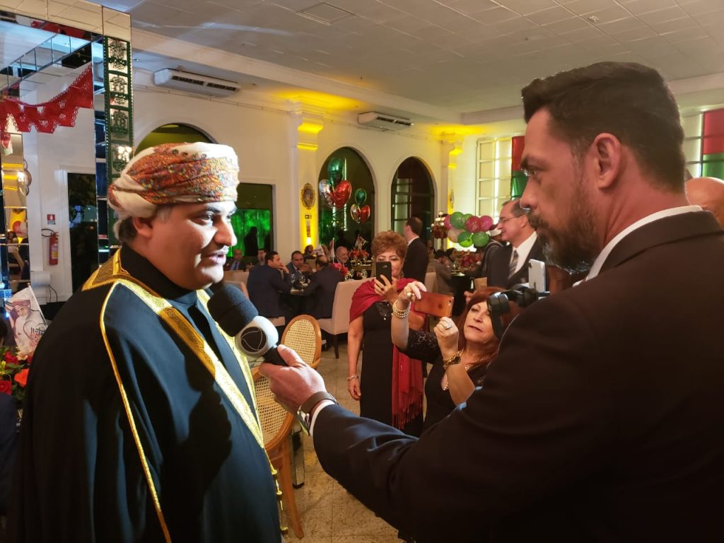 Embaixador de Omã (esq.) dá entrevista durante a celebração da Data Nacional