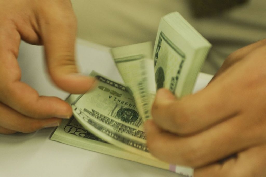 Dólar superou os R$ 4,20 na segunda-feira (18)