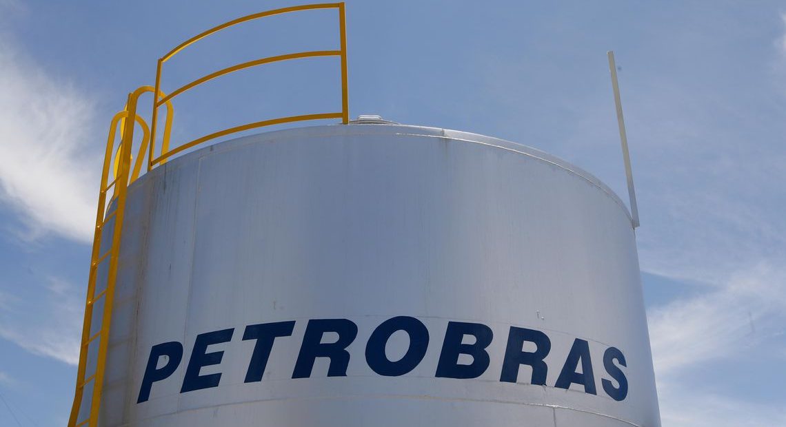 Petrobras colocou refinarias à venda