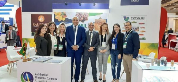 Equipe da Câmara Árabe e associados no pavilhão da Food Africa