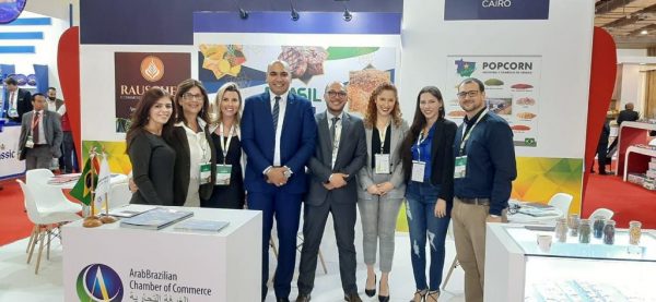 Equipe da Câmara Árabe e associados no pavilhão da Food Africa