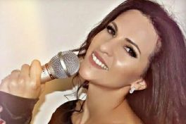 Cantora brasileira mostra influência árabe em sua estreia