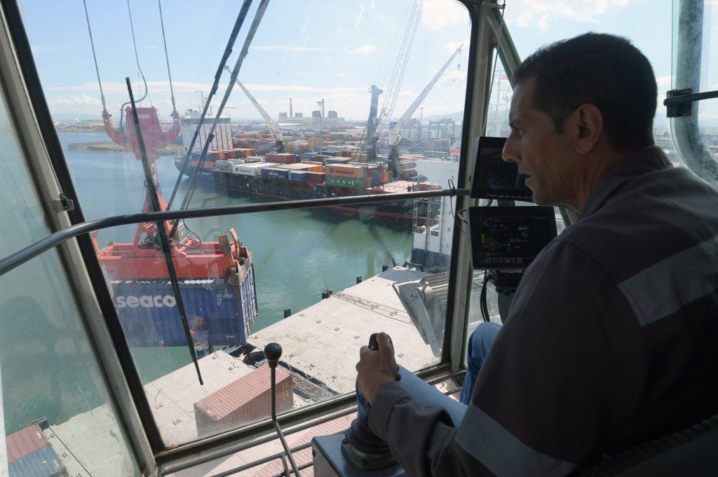 Movimentação de contêineres no Porto de Rades, na Tunísia