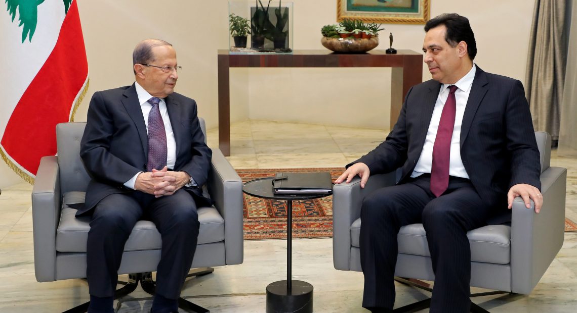 O presidente do Líbano, Michel Aoun (esq.), e o primeiro-ministro Hassan Diab