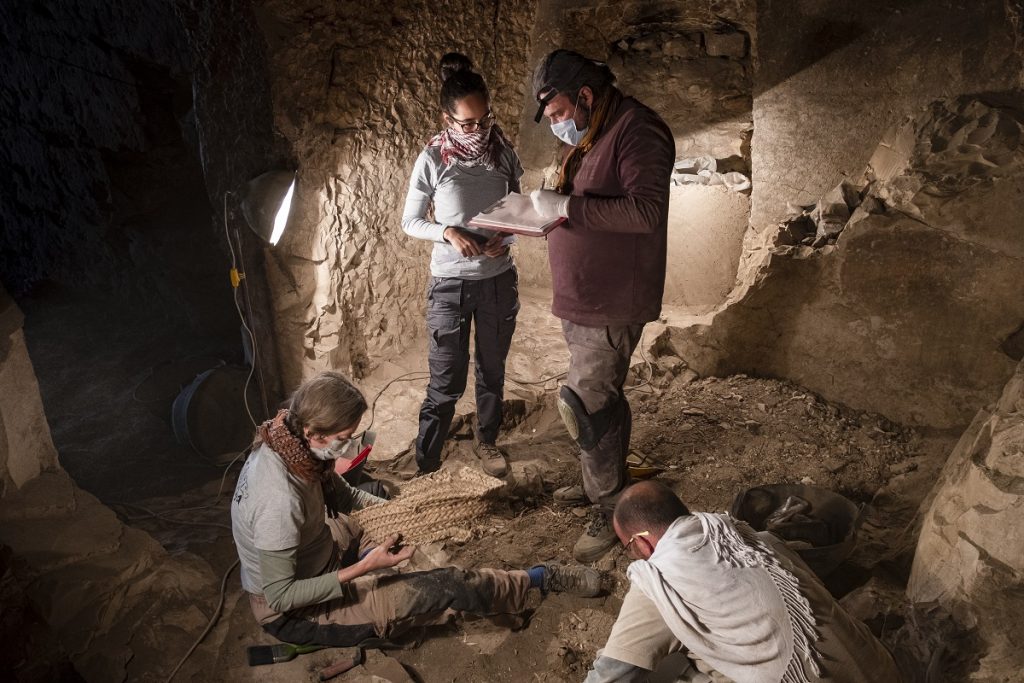 Missão brasileira no Egito descobre poço em tumba de Tebas