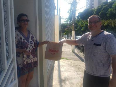 Talal entregando as marmitas