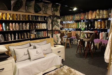 Almofadas em exposição na ABCasa Fair