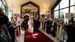 Pope Francis gets warm reception in Iraq