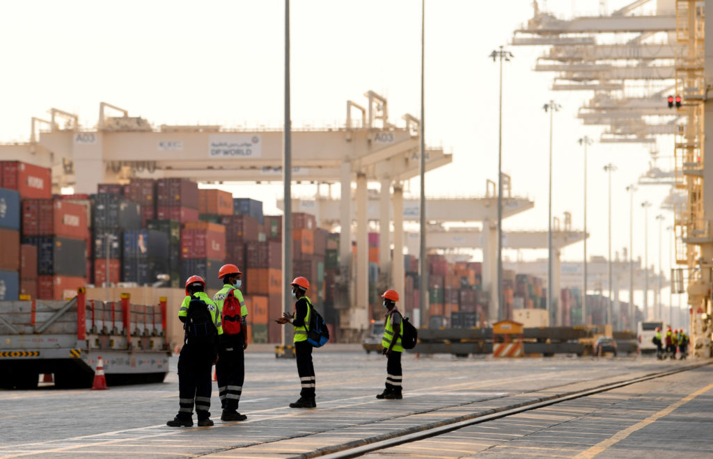 Vendas do Brasil para árabes do Golfo retomam alta Porto nos Emirados: apesar do conflito na região, exportações do Brasil ao país avançaram no semestre