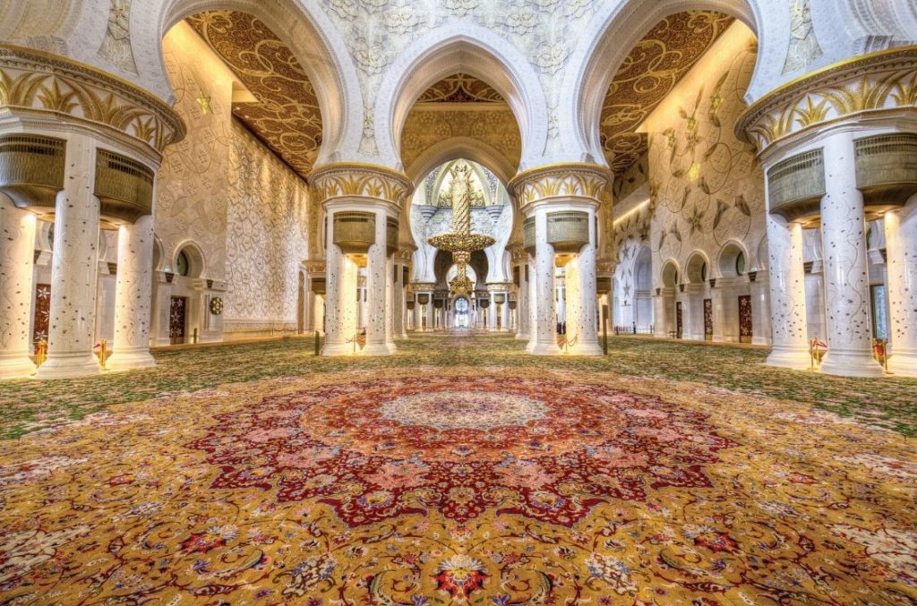 Mesquita em Abu Dhabi tem maior tapete do mundo