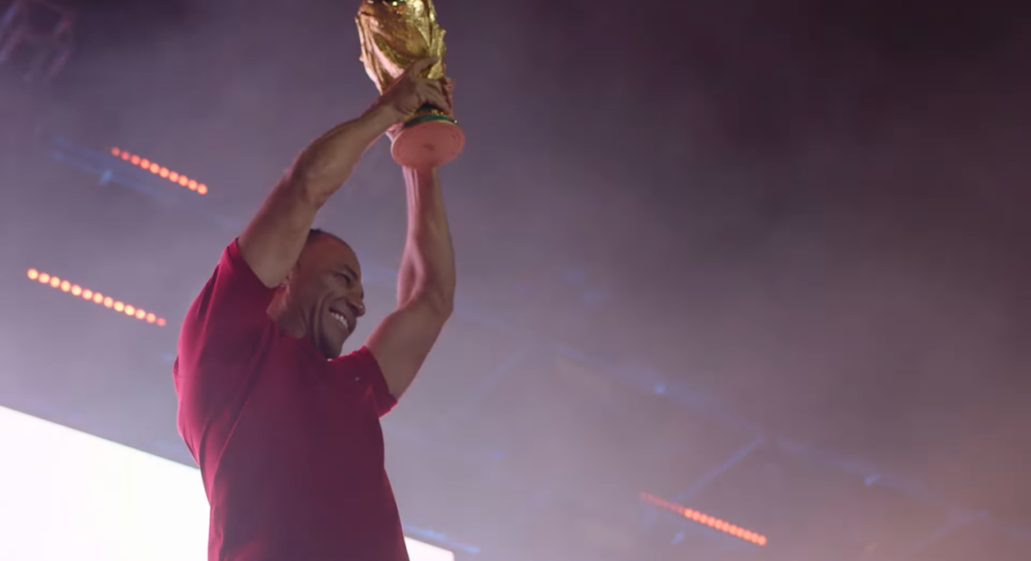 Em evento com Cafu, patrocinadora exibe taça da Copa da Mundo de