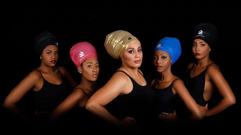 Brasileiros inovam com toucas para cabelos afro e volumosos