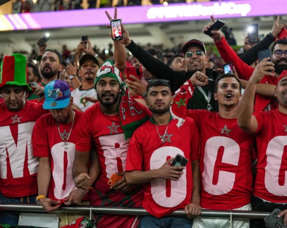 Em evento com Cafu, patrocinadora exibe taça da Copa da Mundo de