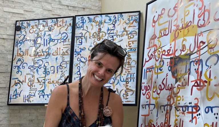 برازيلية تَعرُضُ أعمالها في معرض دبي للخط العربي