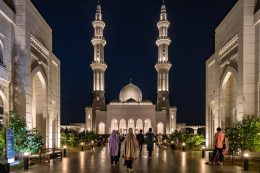 Muçulmanos chegam para oração em mesquita na cidade de Seremban