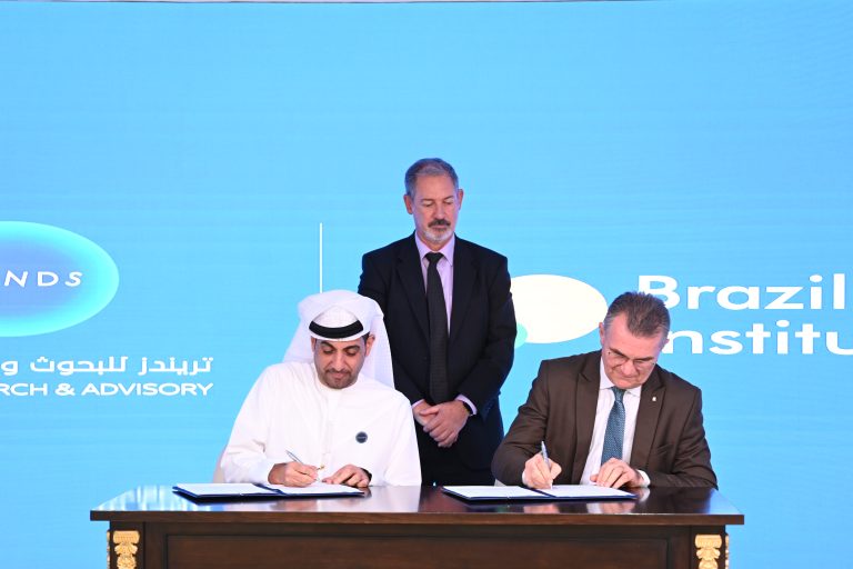 تم التوقيع على مذكرة التفاهم في العاصمة أبو ظبي بحضور السفير البرازيلي لدى الإمارات (في وسط الصورة)