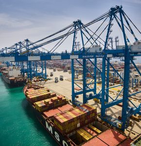 Porto de Khalifa, em Abu Dhabi, um dos principais terminais de trocas comerciais do país.