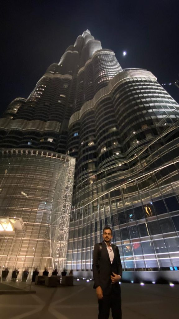 Arquiteto em frente ao prédio Burj Khalifa