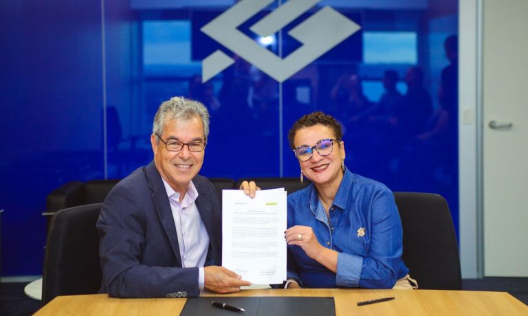 Homem e mulher mostram acordo assinado