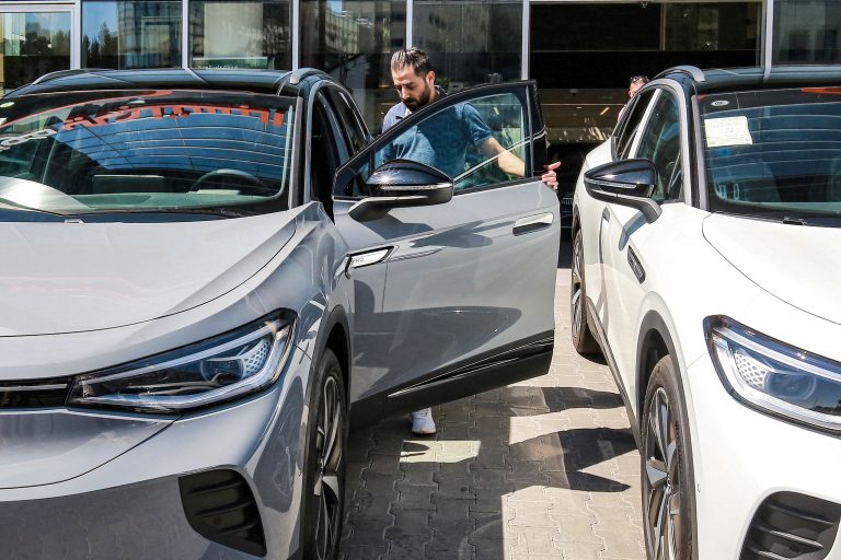Consumidor conhece carro elétrico na Jordânia