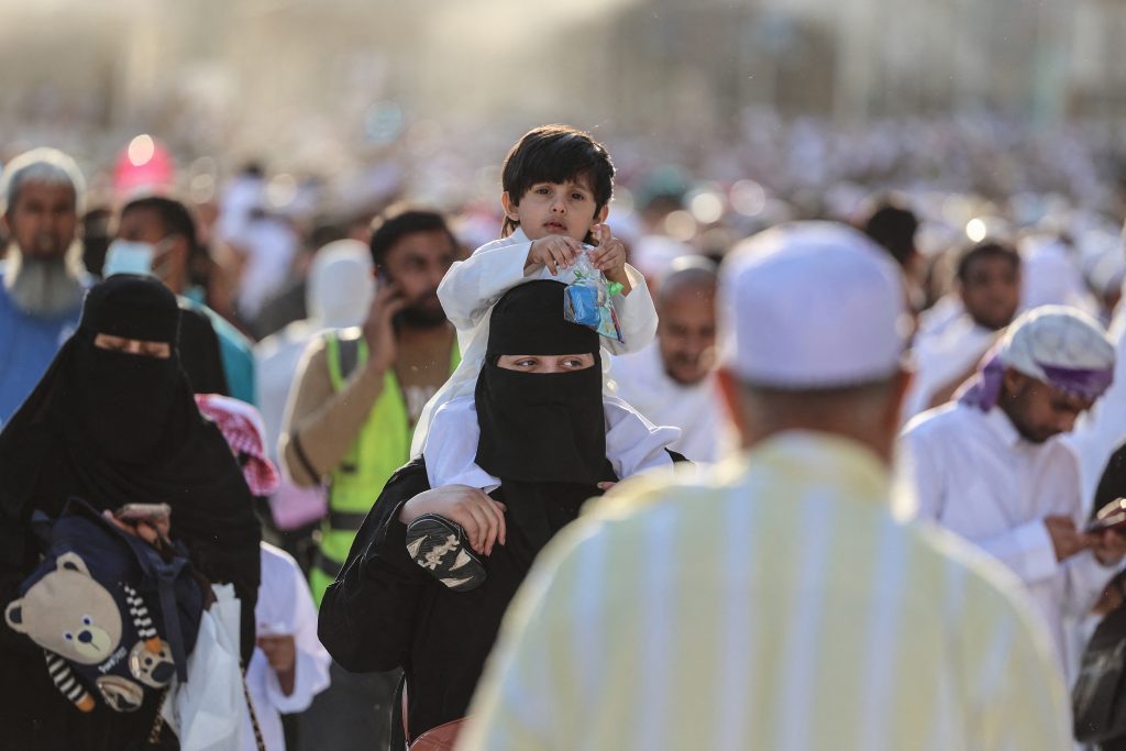 ARÁBIA SAUDITA: Fiéis muçulmanos se reúnem entre amigos e familiares no primeiro dia do Eid Al-Fitr em Meca.