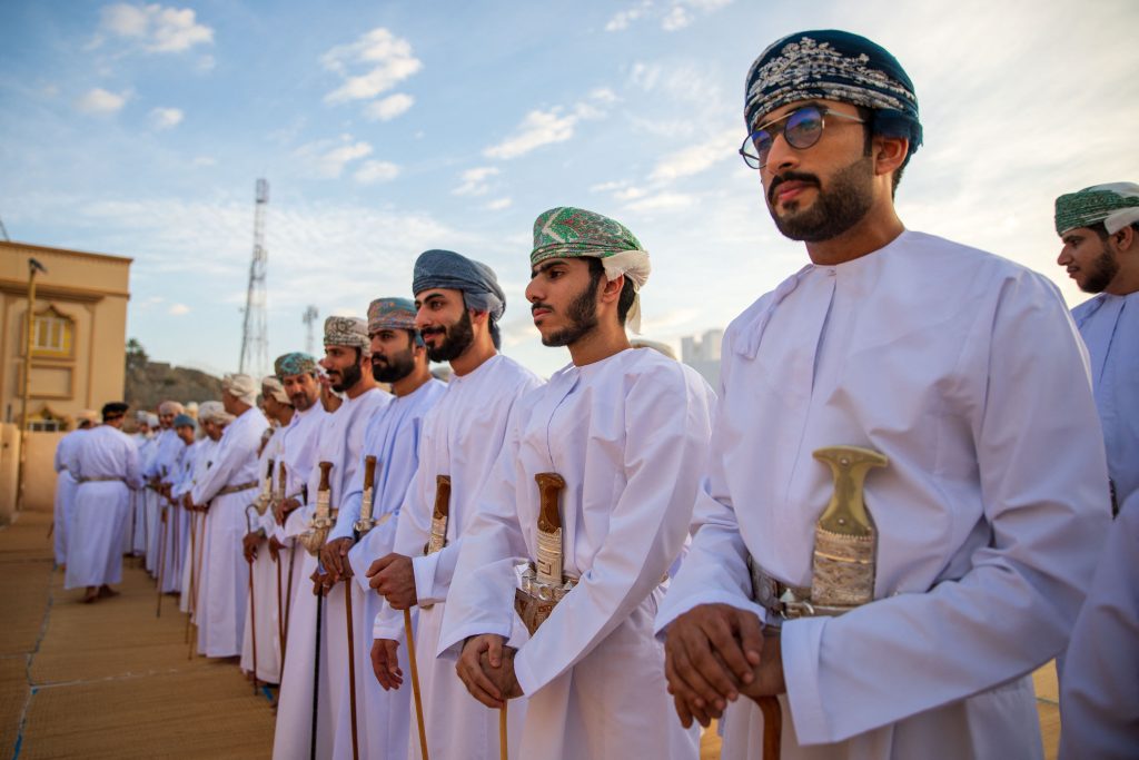 OMÃ: Muçulmanos se reúnem para realizar a oração do Eid Al-Fitr na cidade de Bidbid, na província de Ad Dakhiliyah.